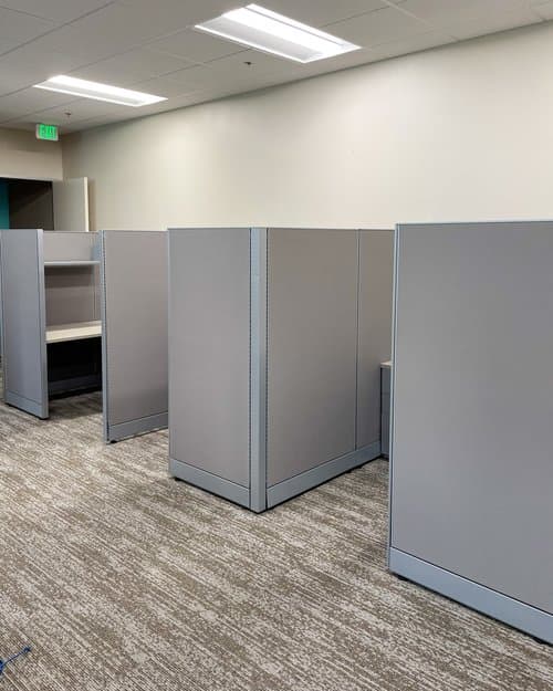 Compact cubicle arrangement