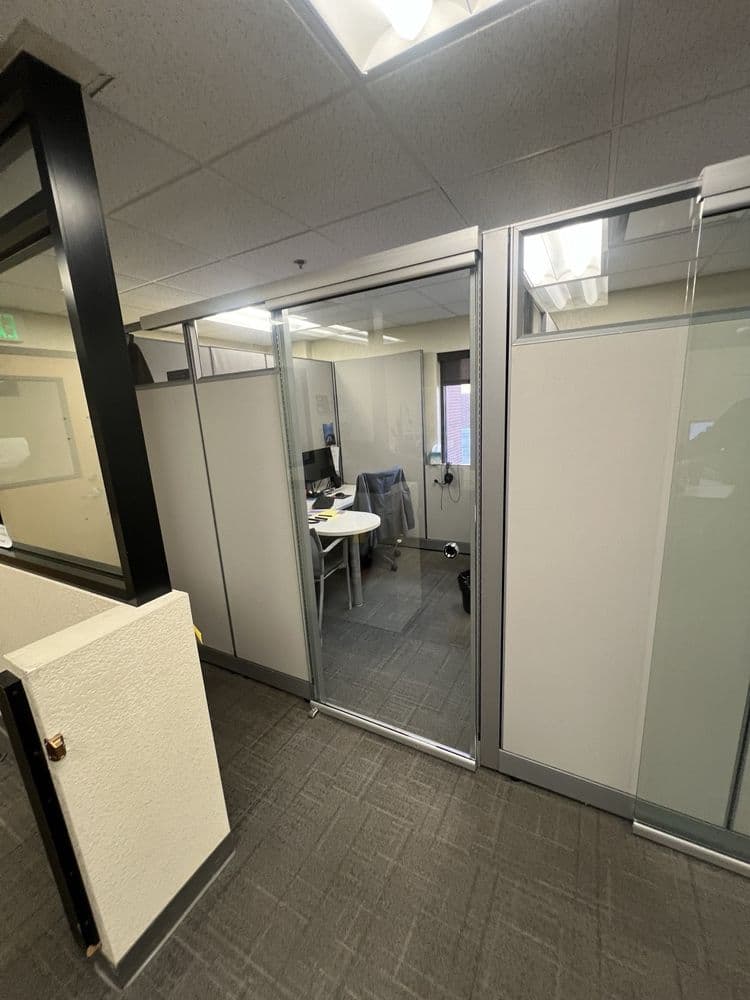 An enclosed cubicle workspace